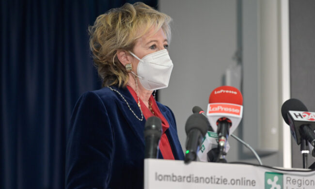 Moratti: “Niente open day vaccinale per i maturandi”. E sui vaccini in vacanza “Ci adegueremo alle indicazioni di Figliuolo”