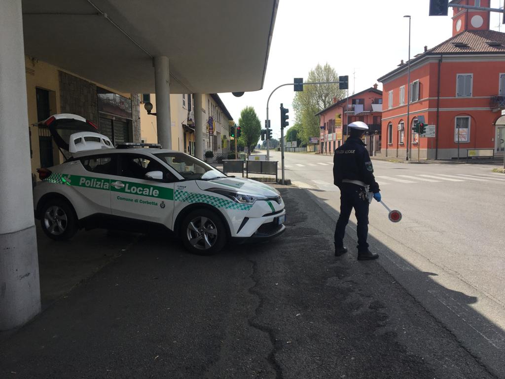 Pregiudicato gira senza patente: fermato dai vigili