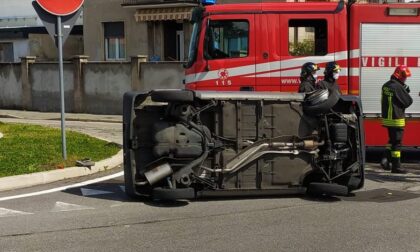 Auto si ribalta sulla Saronnese, arrivano soccorsi e pompieri