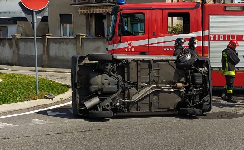 Auto si ribalta sulla Saronnese, arrivano soccorsi e pompieri