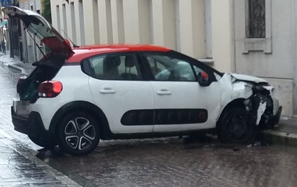 Portapizze sbanda e finisce contro il muro con l’auto
