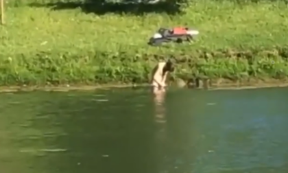 Il VIDEO del nudista che si fa un bagno al parco Forlanini di Milano