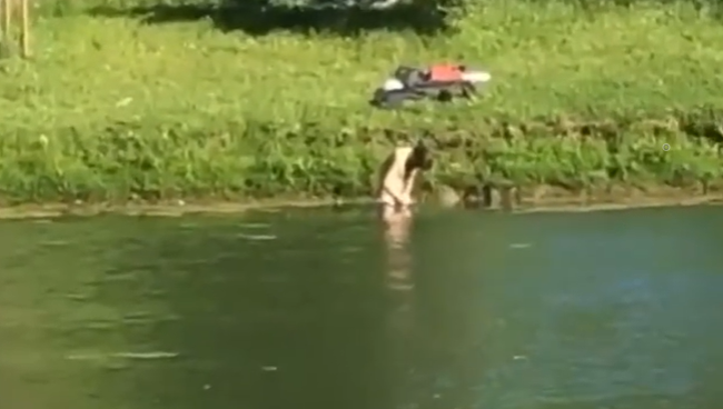 Il VIDEO del nudista che si fa un bagno al parco Forlanini di Milano