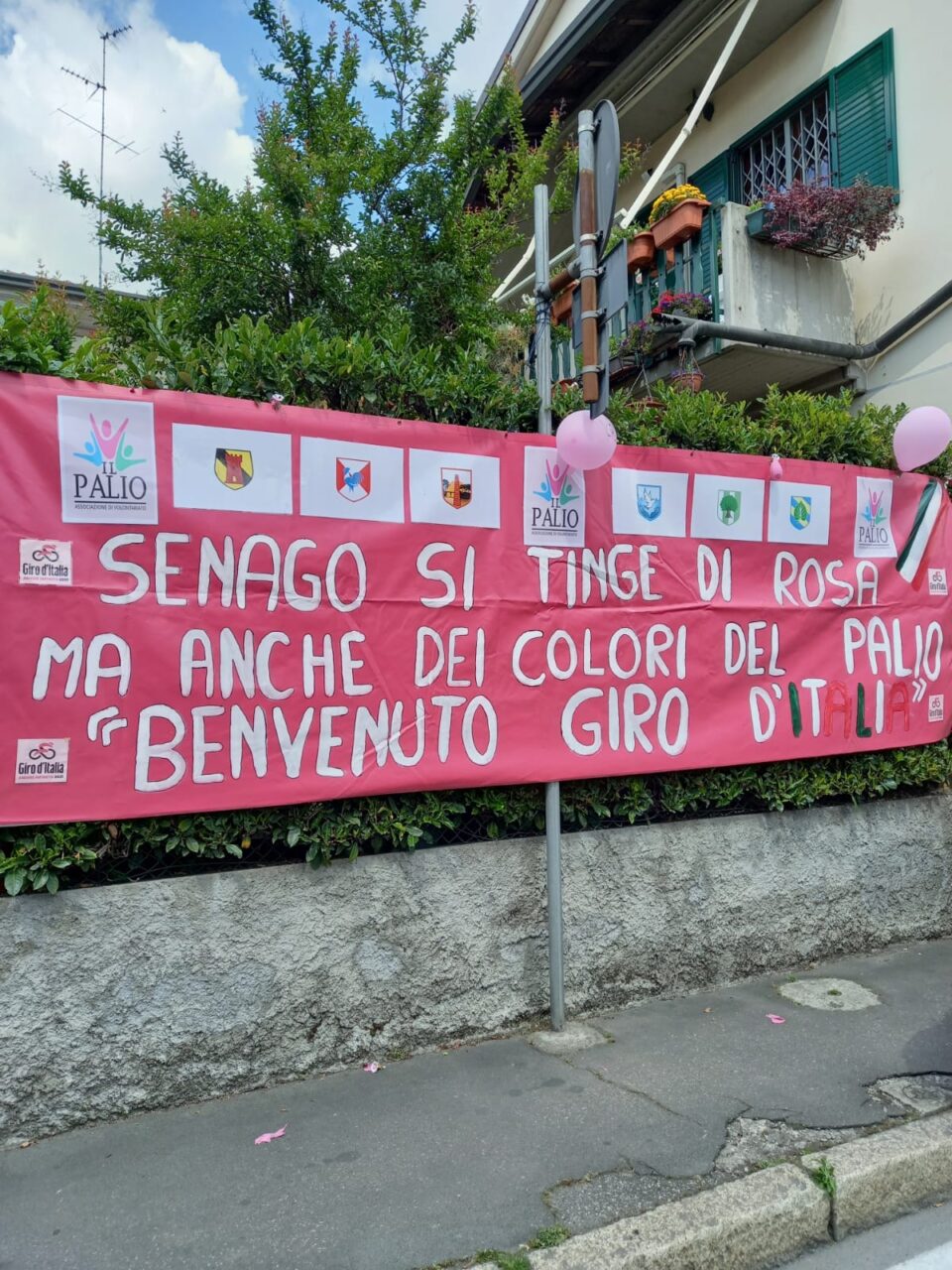 Senago, colorata di rosa, aspetta la partenza del Giro d’Italia