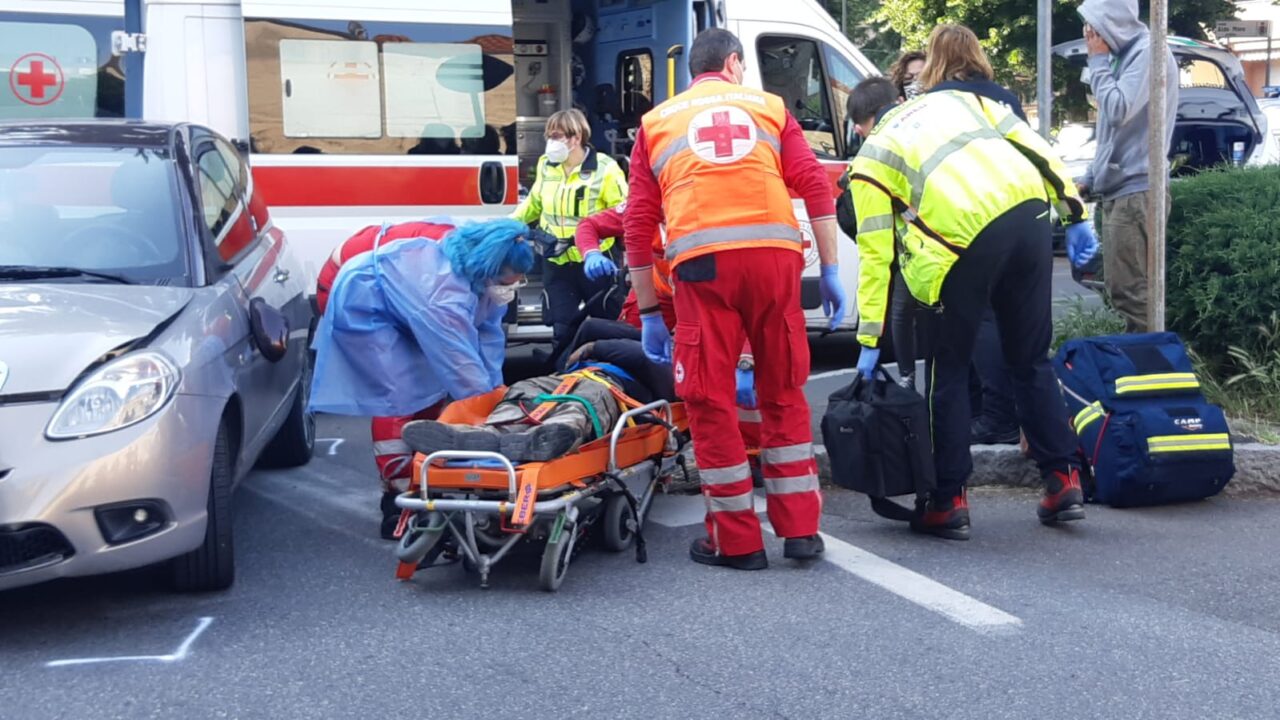 Schianto tra un'auto e una moto vicino al comune