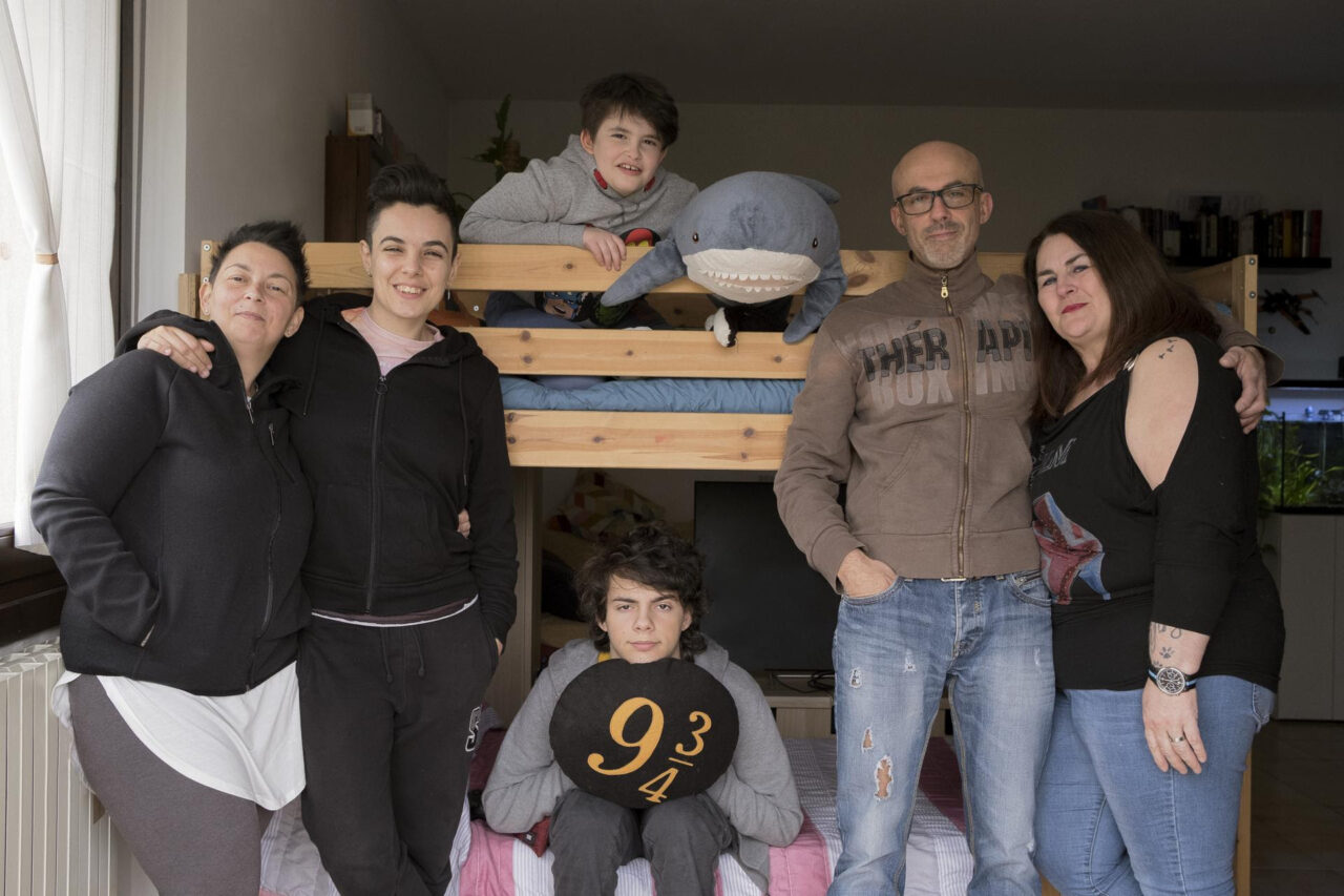 Una Panchina Arcobaleno e la mostra “OHANA” di Arcichedonne per ricordare la Giornata contro l’omofobia, la bifobia e la transfobia