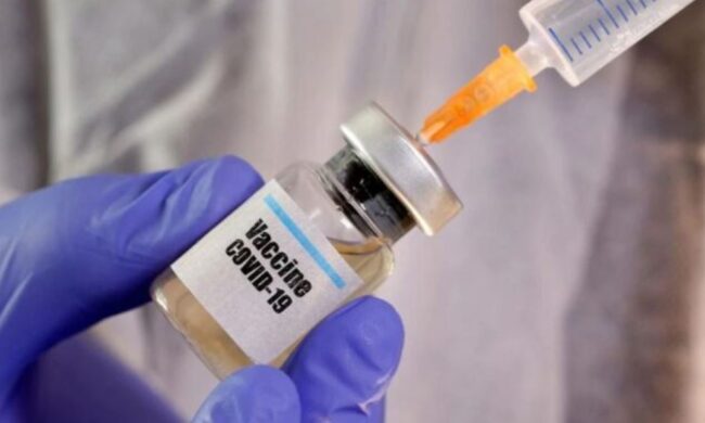 Riprendono le vaccinazioni per insegnanti e personale scolastico: come prenotarsi