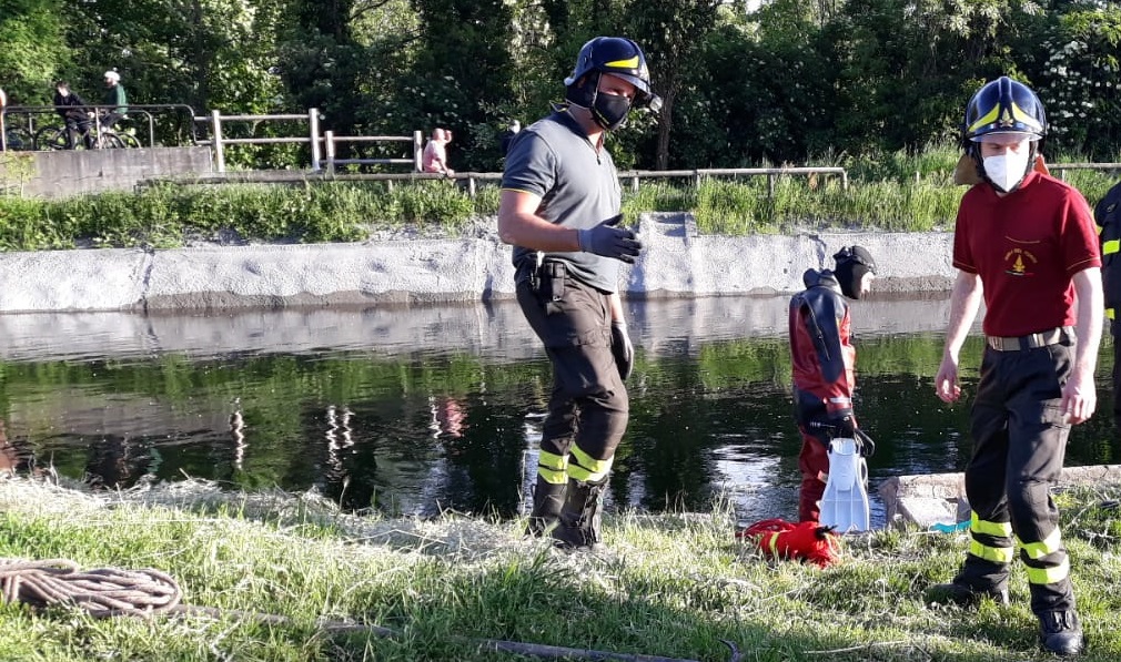 Corpo ritrovato nel Canale Villoresi