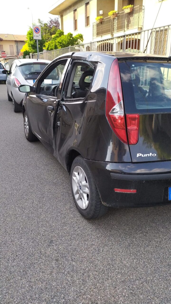 Auto contro moto: coinvolti due giovani