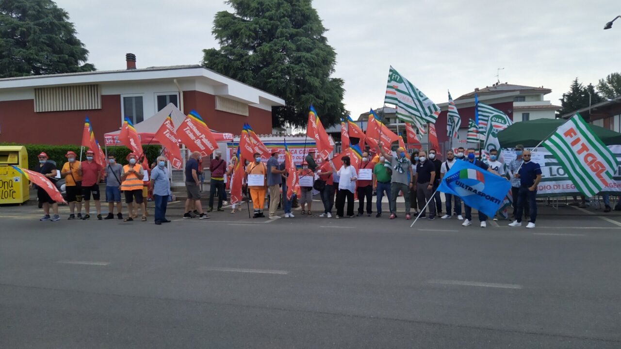 Otto lavoratori licenziati: presidio davanti ad Asm