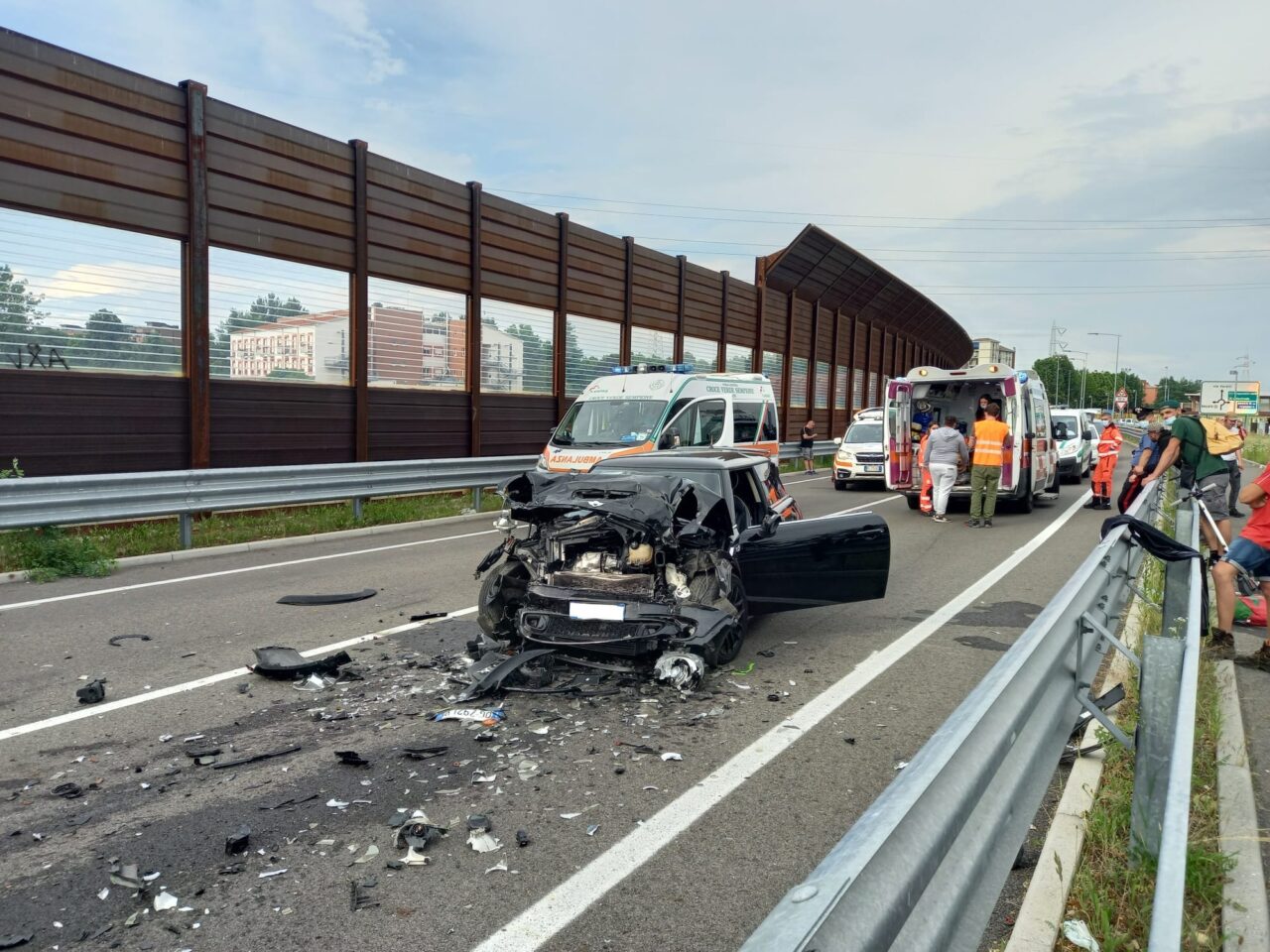 Violento frontale lungo la complanare C2
