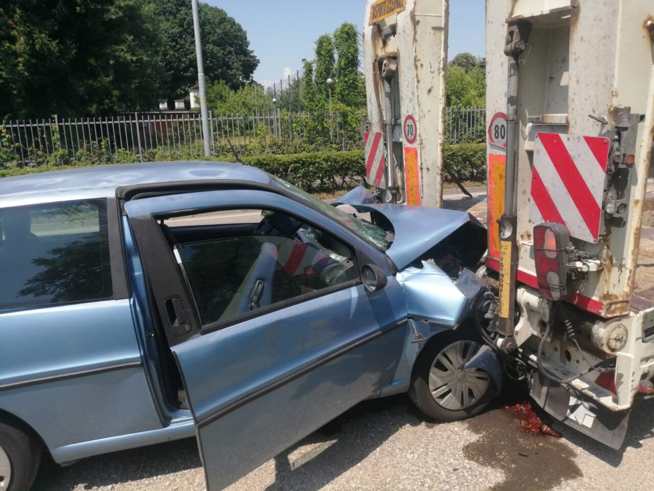 Impatto violentissimo: 18enne finisce con l’auto contro un camion parcheggiato