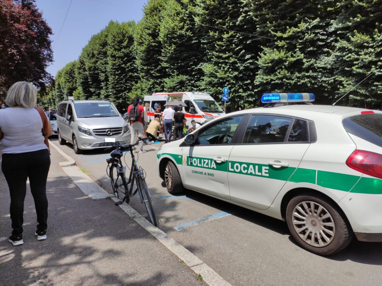 Apre la portiera e abbatte un ciclista
