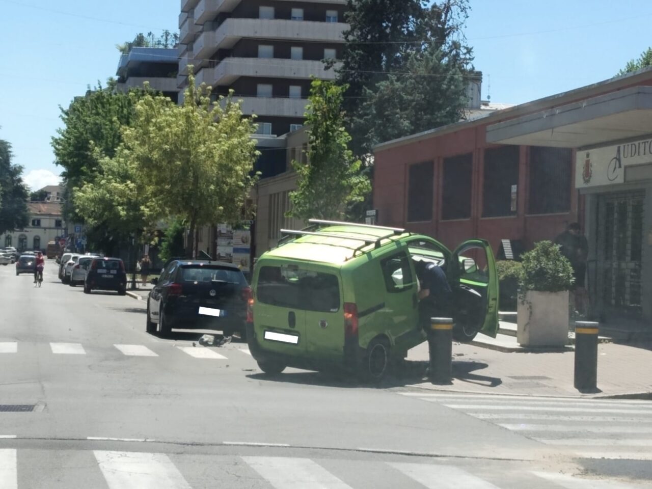 Auto finisce sopra un panettone
