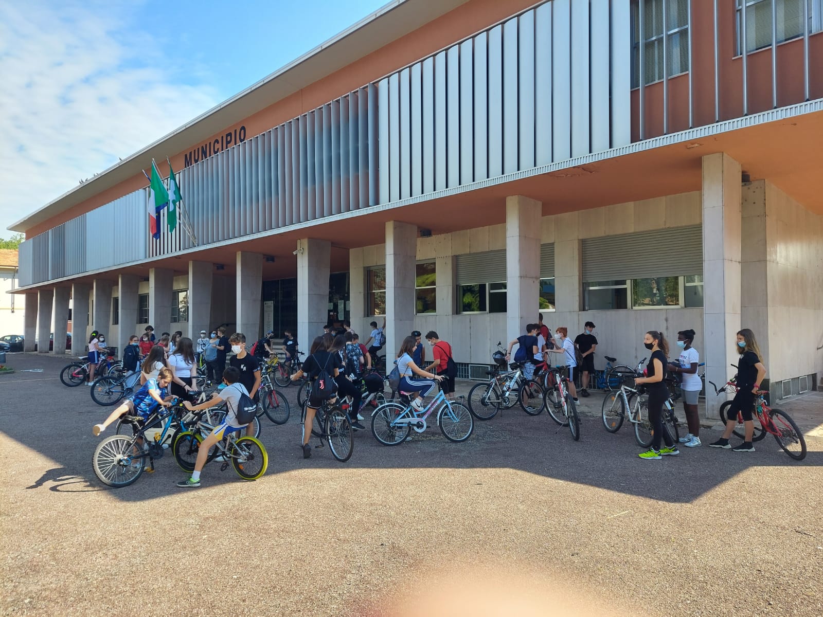 Parabiago, biciclettata delle terze media Rancilio per la giornata mondiale della bici