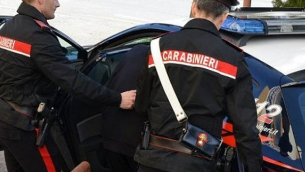 Ai domiciliari per tentato omicidio va al lavoro (ma era licenziato): finisce in carcere