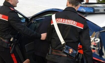 Spacca tutto in officina con una spranga, poi ferisce un carabiniere: arrestato