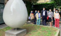 “L’Uovo, fecondazione umana”, la scultura dell’artista rhodense Vito Antonio Guglielmo