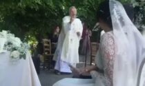 Il prete canta e balla per gli sposi, il VIDEO è uno spasso