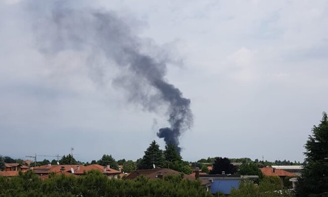 Incendio vicino al depuratore di Olgiate Olona, Vigili del fuoco in azione