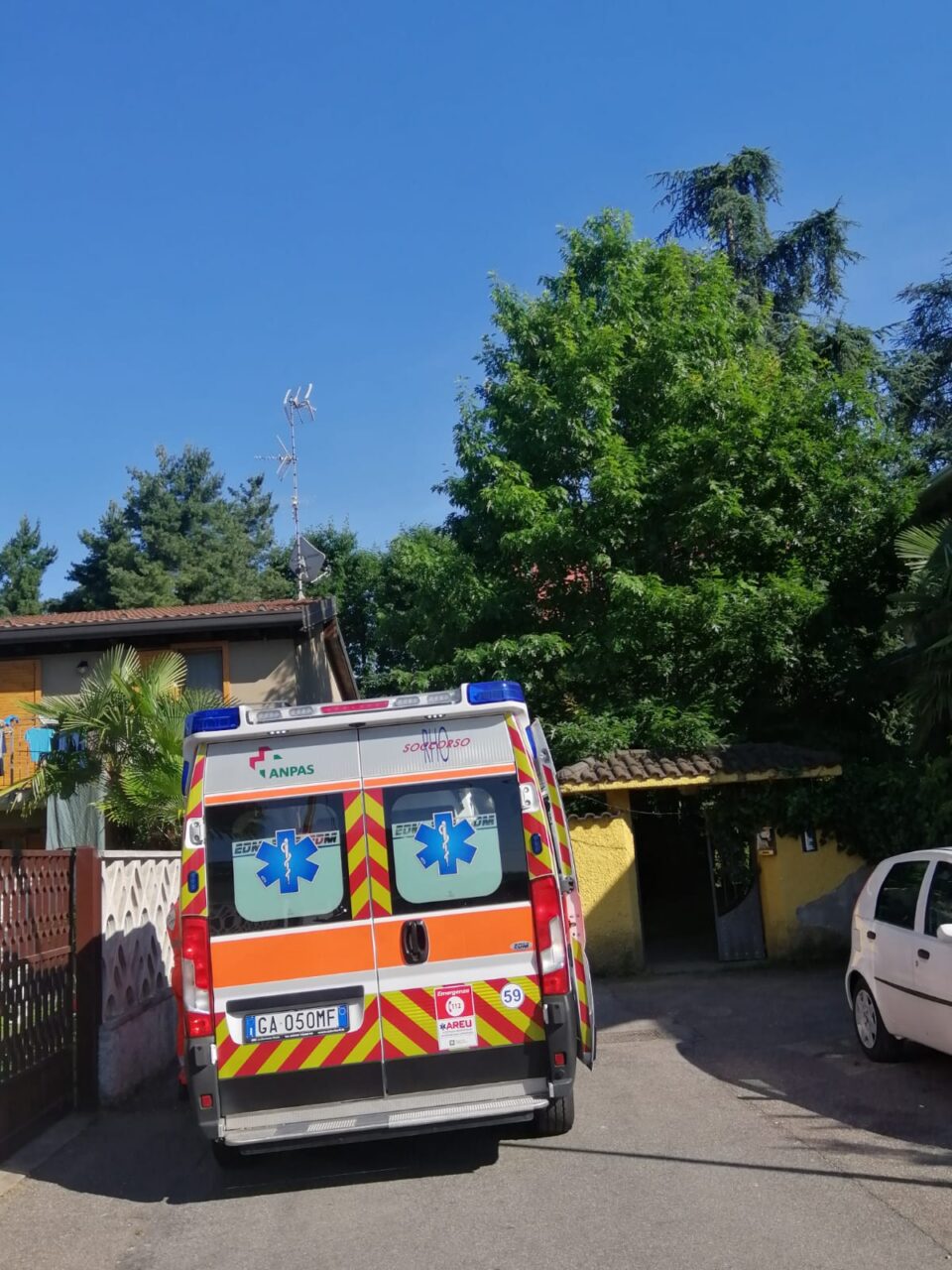 Nerviano, l'ambulanza davanti alla villetta sotto sgombero