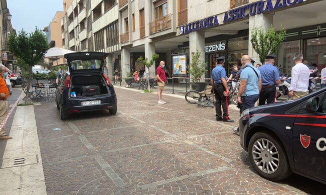 Minaccia due ragazze con il coltello: fermato da due cittadini