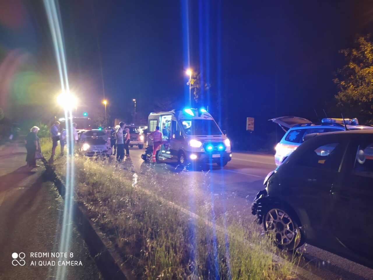 Infastidita da un gruppo di ragazzi, perde il controllo e tampona un’altra vettura