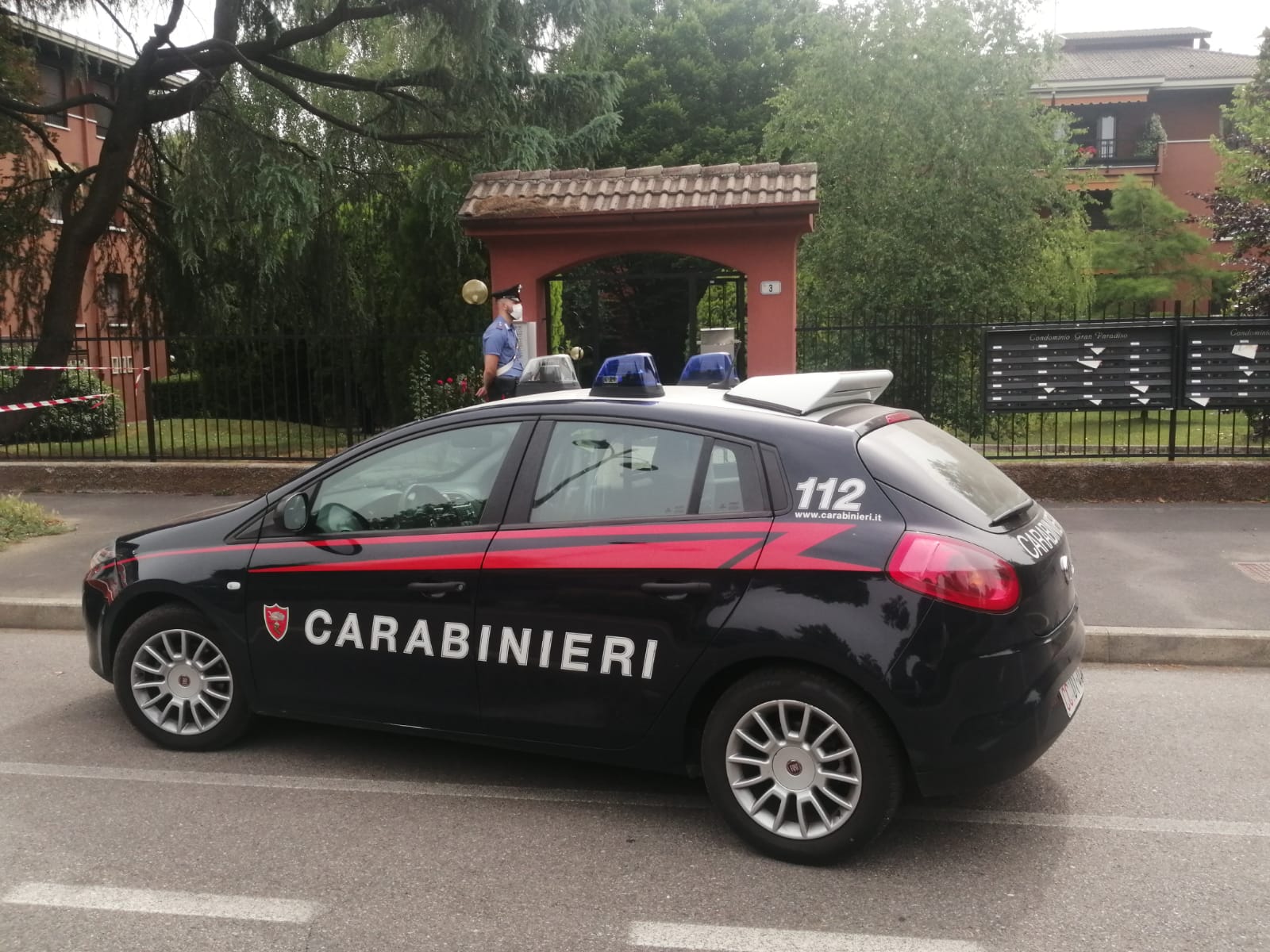 Il 41enne, arrestato, è stato poi trasportato in codice giallo all'ospedale di Garbagnate, dove è piantonato dai Carabinieri. 