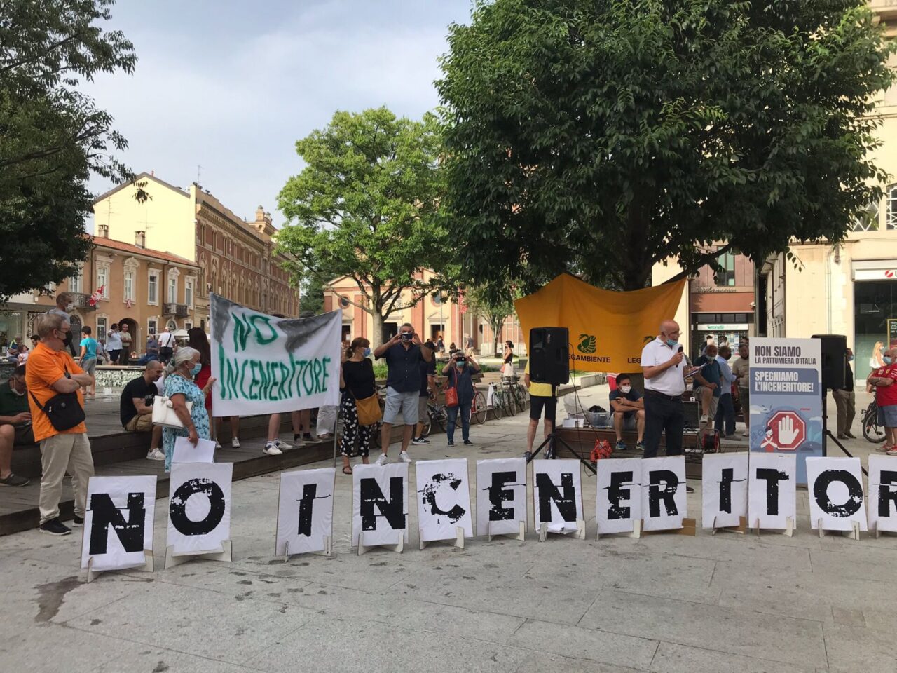 “Spegniamo l’inceneritore!”: l’urlo dei manifestanti in piazza