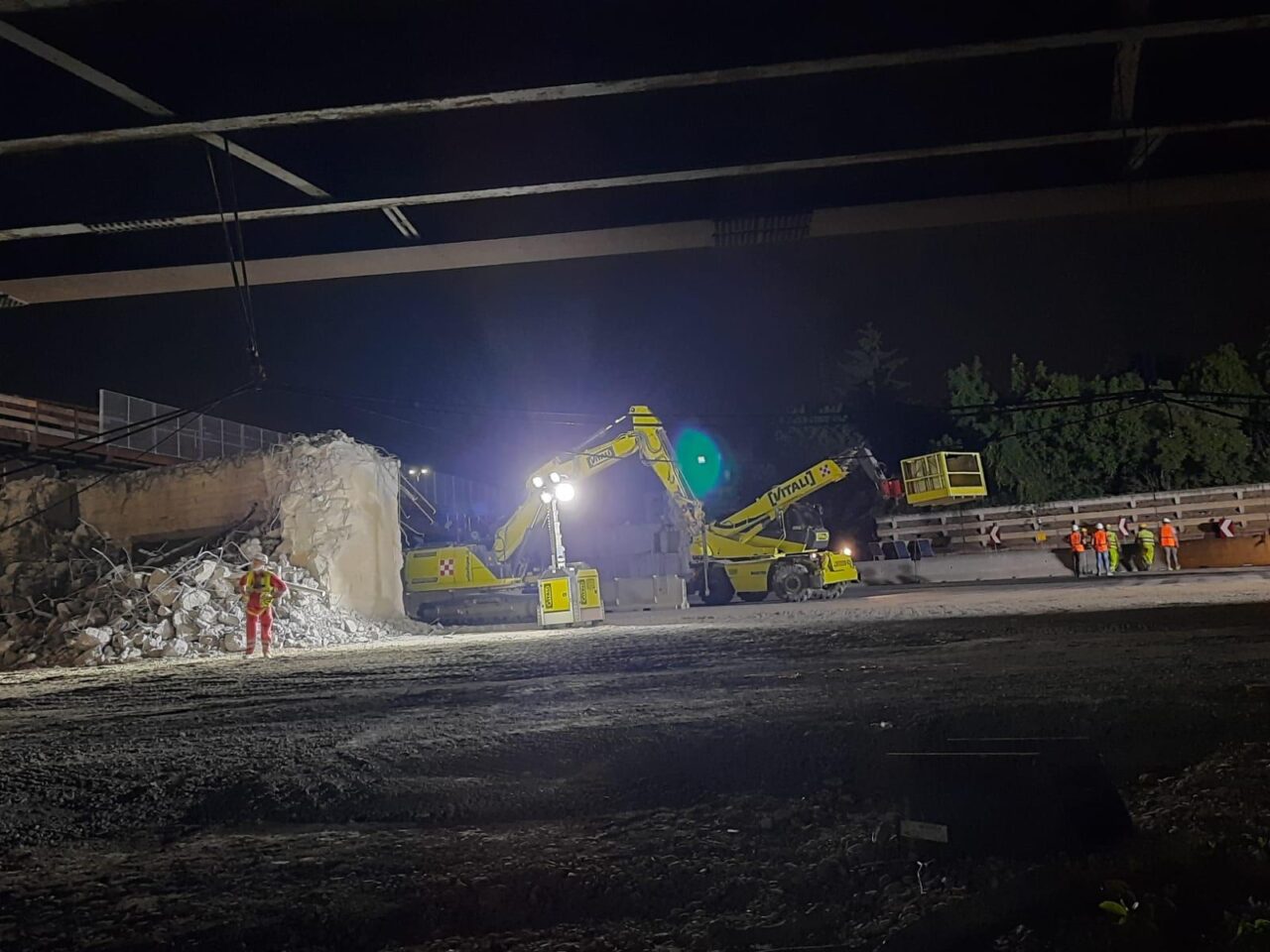 Lavori nella notte: per consentire l’ultimazione del nuovo cavalcavia autostradale di via Manzoni,