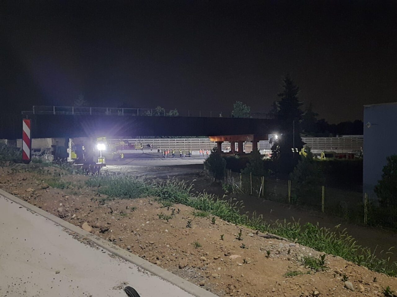Lavori sul cavalcavia nella notte