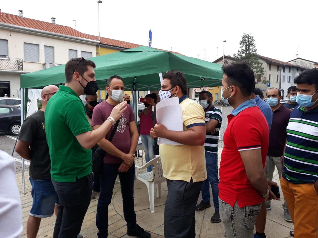 Castano Primo, "No" moschea al banchetto Lega ed è bagarre con gli islamici