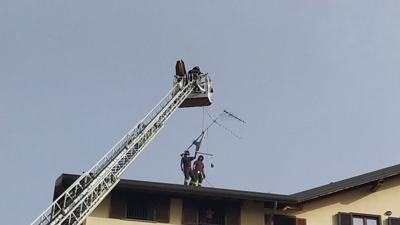 Il temporale abbatte rami, un'antenna e un comignolo