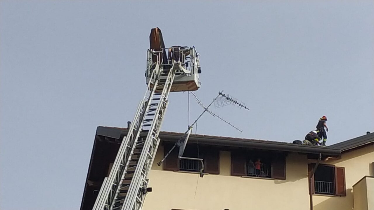 Il temporale abbatte rami, un'antenna e un comignolo