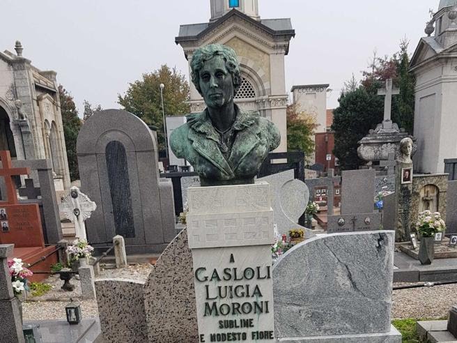 Altro furto al cimitero di Cuggiono: rubato un busto in bronzo