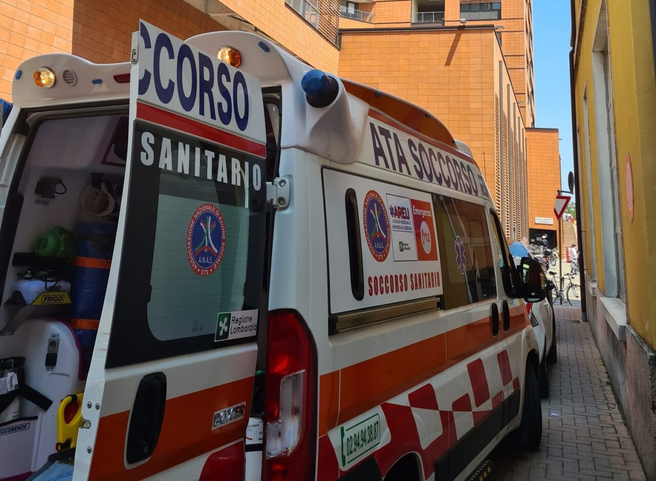 Schianto tra due auto, 25enne in ospedale