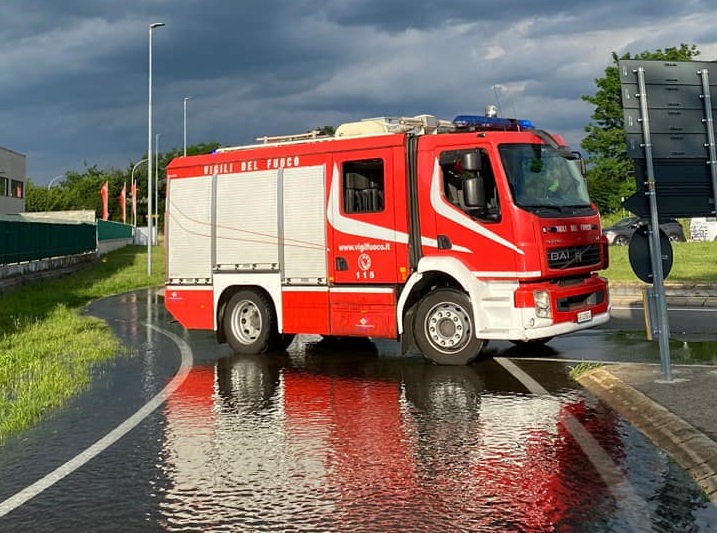 Acqua fuoriesce dal Canale Villoresi, pompieri sul posto