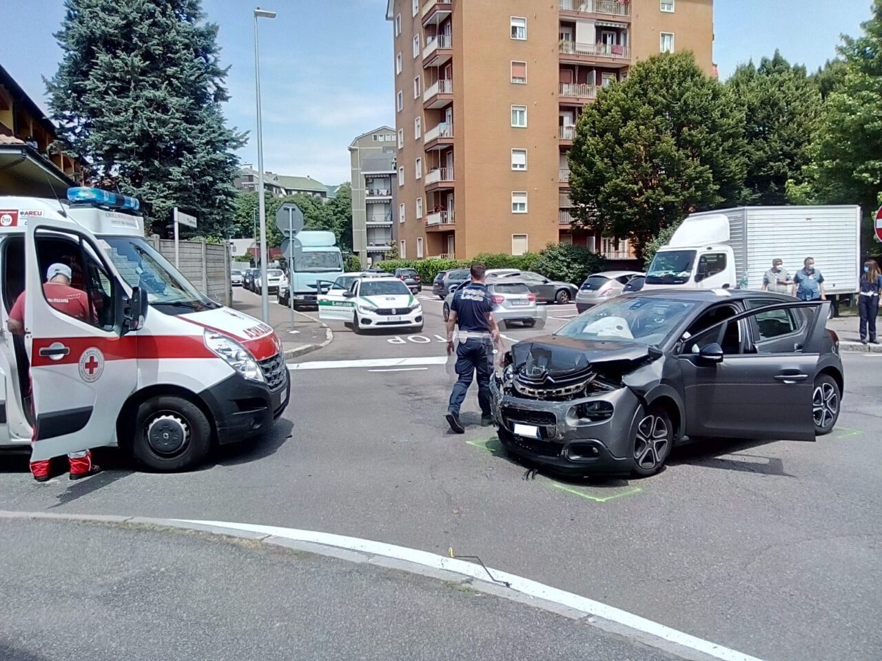 Incidente all’incrocio: un’auto si ribalta