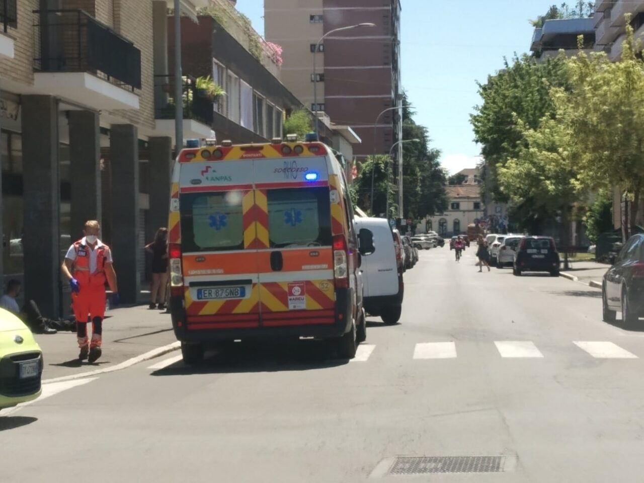 Auto finisce sopra un panettone