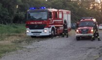 Furgone in fiamme nel bosco, arrivano i pompieri