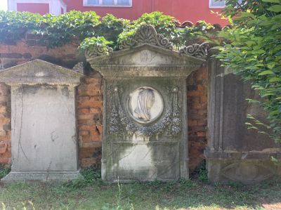 Lapidi «dimenticate» in un cortile