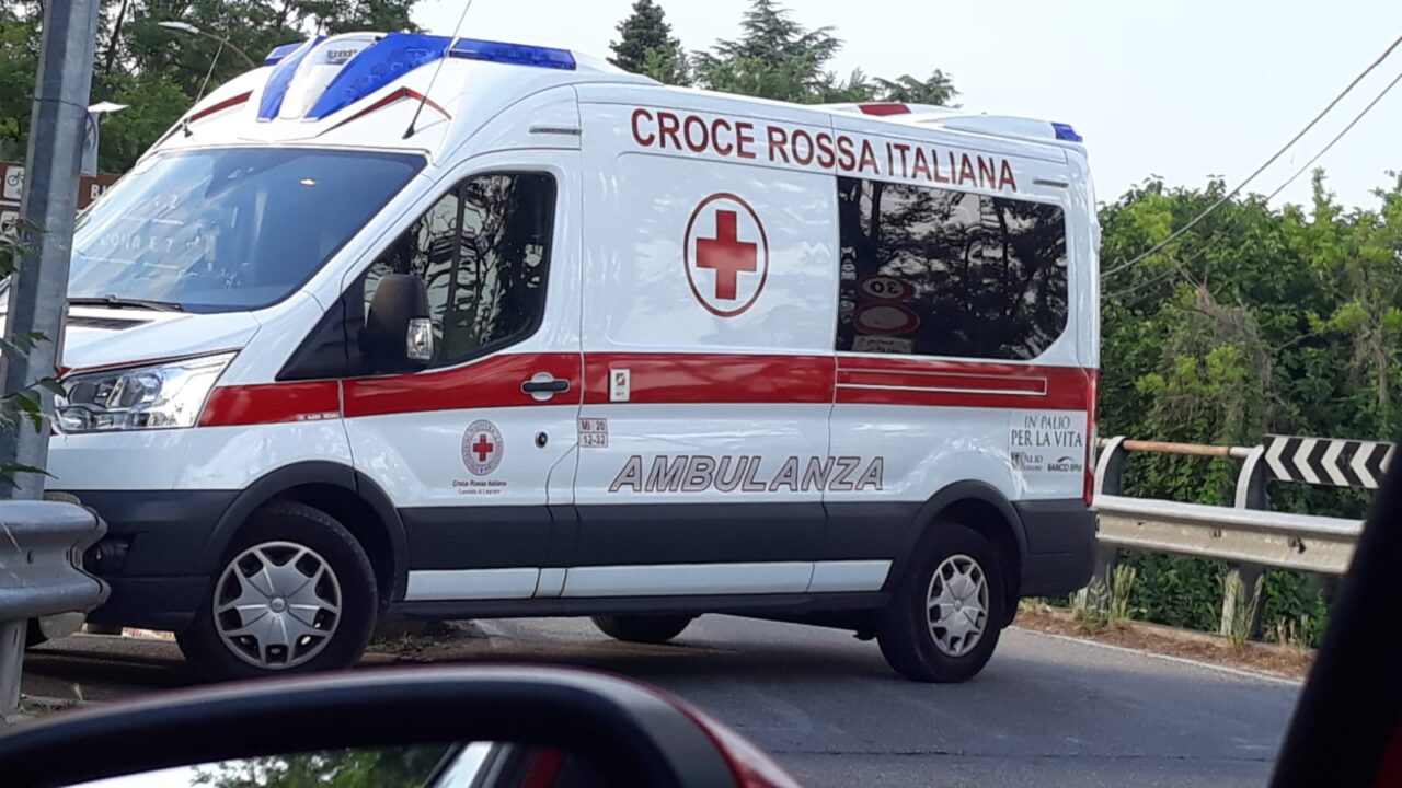 Cade dalla scala e batte la testa, uomo portato al Niguarda in codice rosso