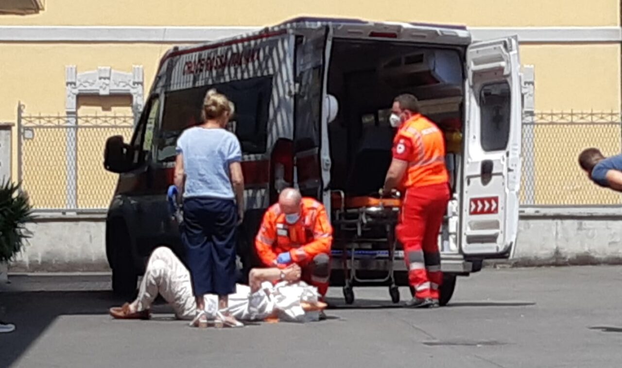 Cade nel parcheggio della concessionaria auto, arriva l’ambulanza