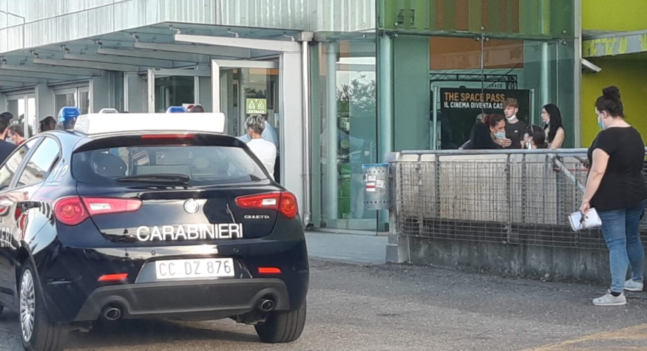 Lite tra donne al cinema, una spruzza spray al peperoncino: caos al cinema