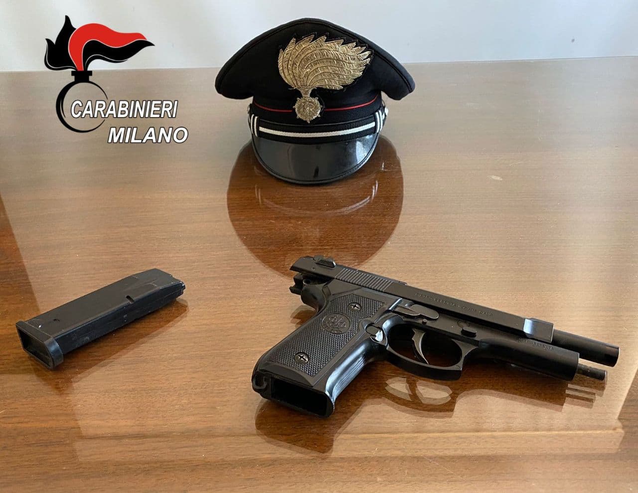 Punta la pistola contro gli automobilisti per rapinarli
