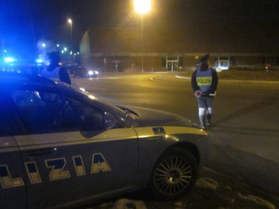 Fanno pipì sulle auto in sosta e non rispettano il coprifuoco