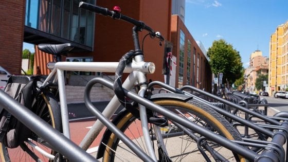 Bici “abbandonate a casaccio”, la critica al Comune