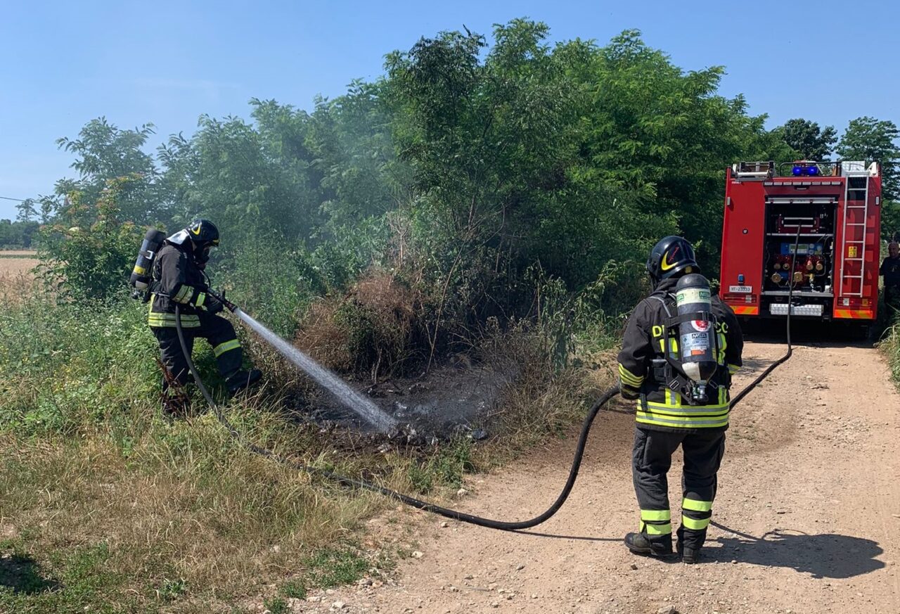 Rifiuti in fiamme tra i campi