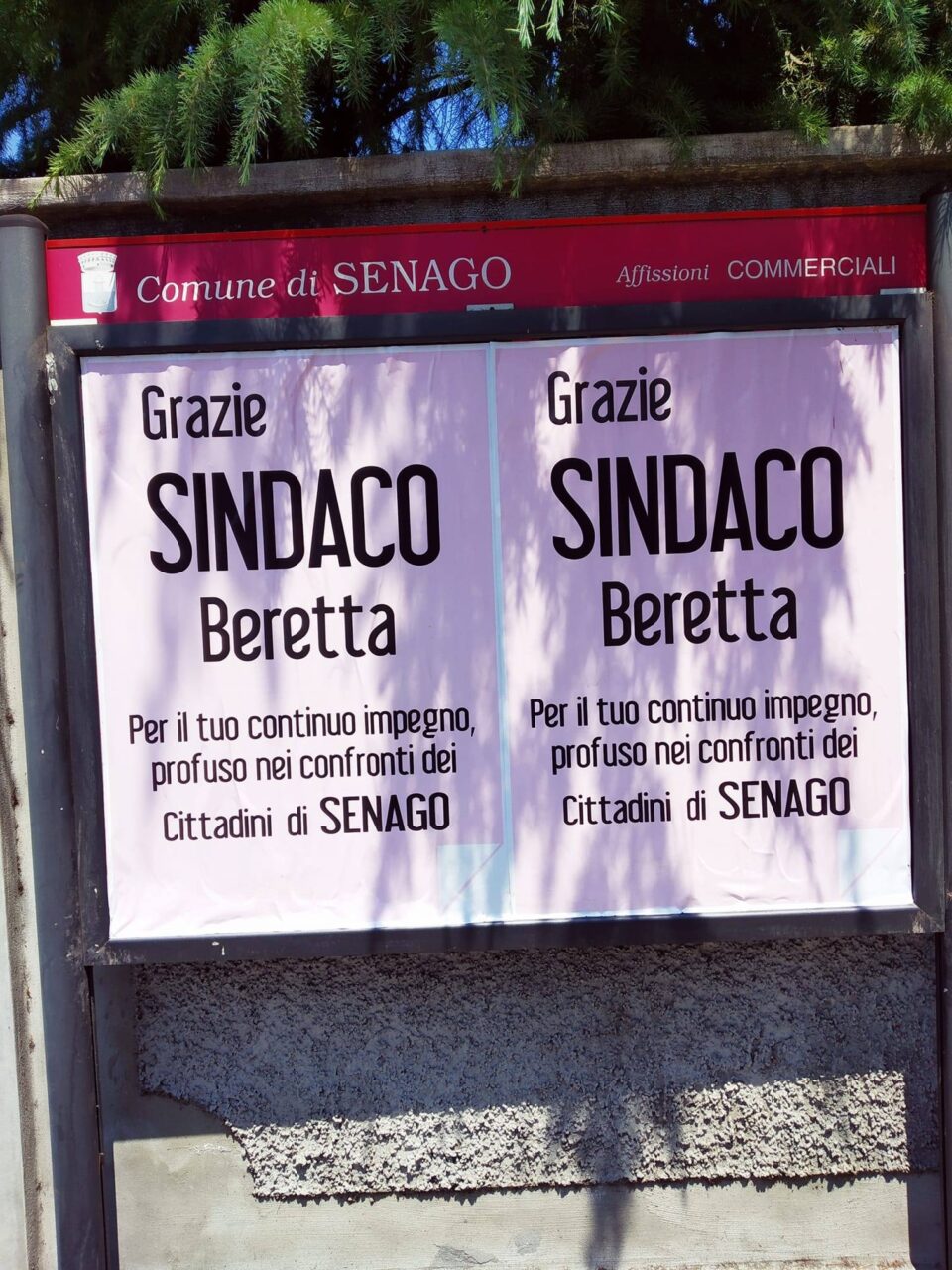 Manifesti anonimi per ringraziare il sindaco