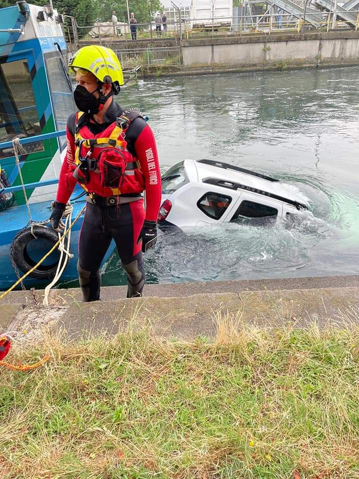 Auto nel Naviglio, nessuna traccia del conducente